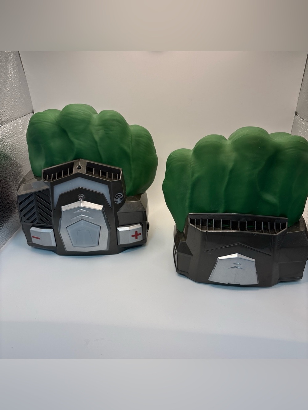 Marvel Hulk Hands Fist Smash Avengers Labs Hasbro w/Sound & Lights Playmation So